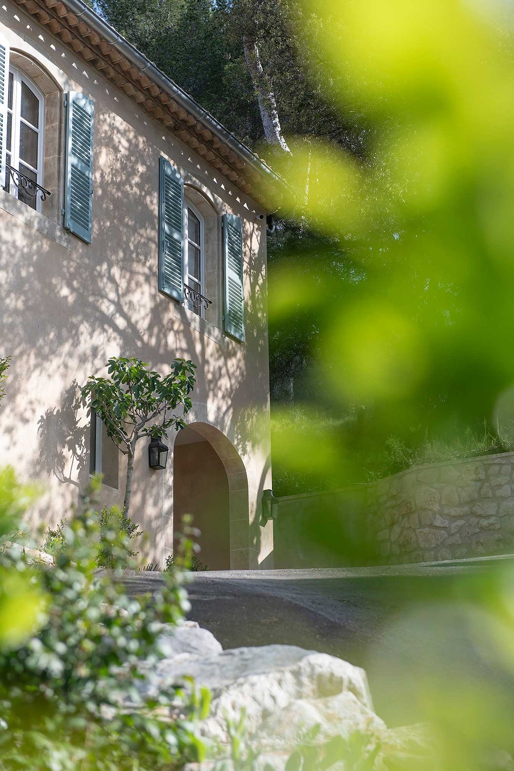 Extérieur de la Bastide Aix en Provence en regardant vers le haut (1)