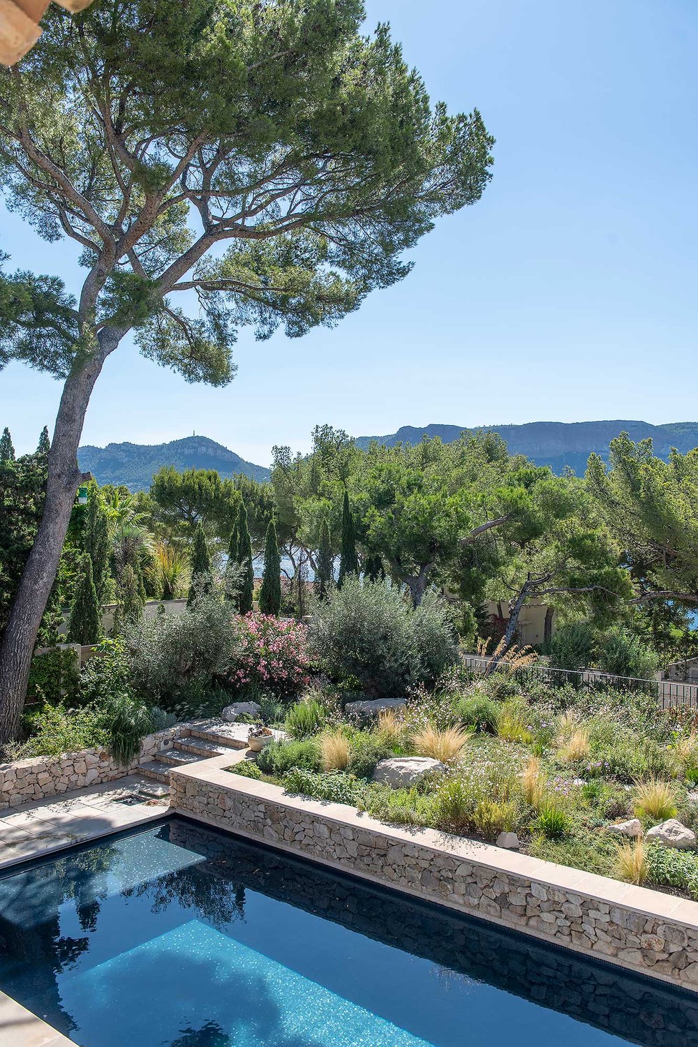 David Price Design Architecture Nouvelle maison Cassis extérieur jardin vue montagne