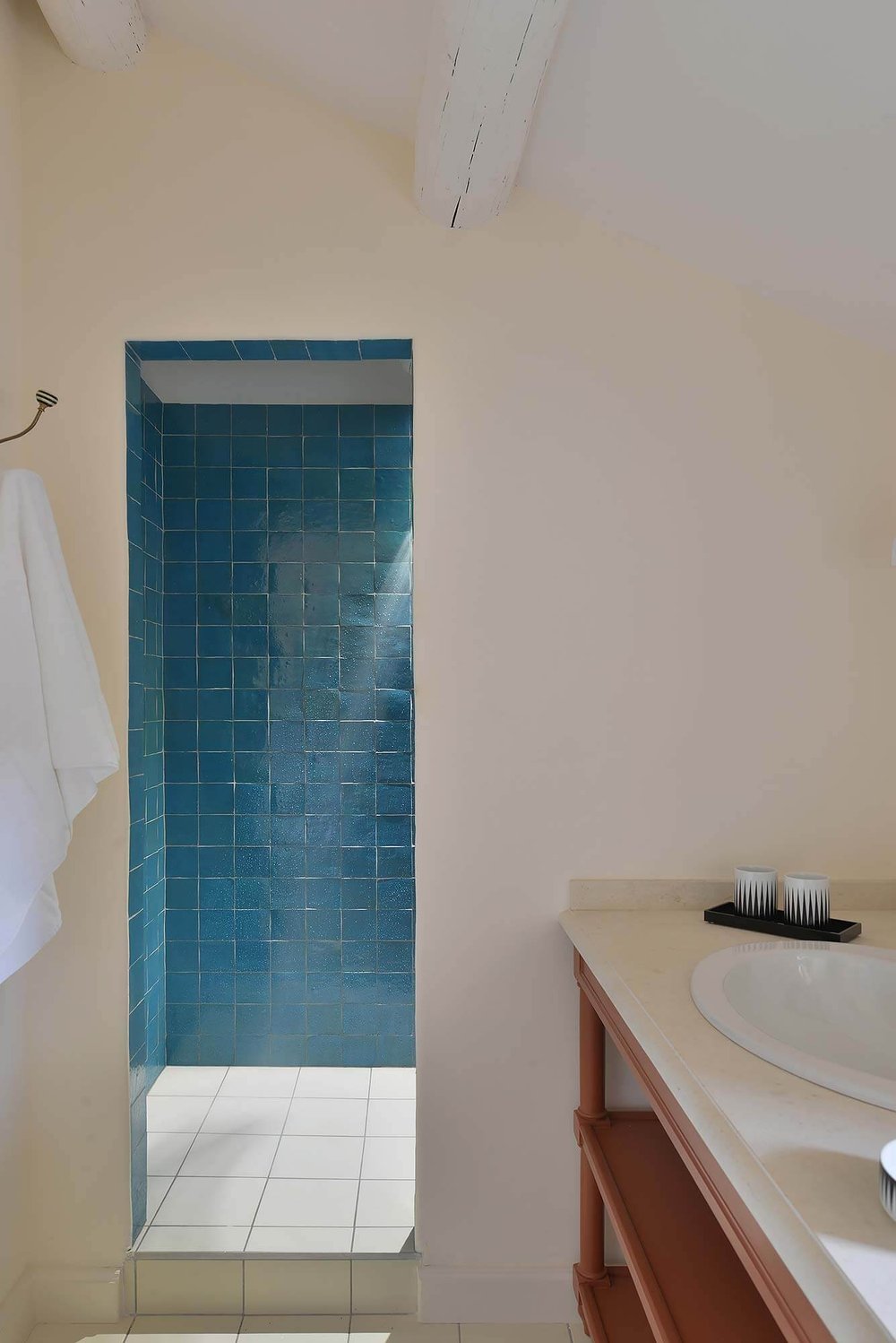 salle de bain bleue st remy farmhouse